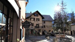 Eine Kopfsteinpflasterstraße mit einem Restaurant namens 'Gepperie Restaurant' und 'Hotel & Europe Restaurant' im Hintergrund.