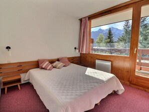 1 bedroom, bed sheets