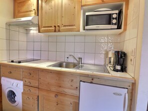 KylskÄp, mikrovÄgsugn, spishÀll och diskmaskin