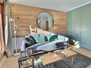 Living area - Renovated 2-room cabin apartment, Méribel, pets allowed (Méribel)