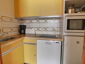Cafetera y tetera, refrigerador, microondas y horno