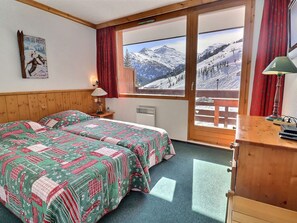1 bedroom, bed sheets