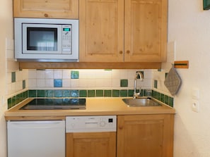 Réfrigérateur, micro-ondes, plaque de cuisson, lave-vaisselle