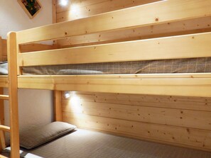1 bedroom, bed sheets