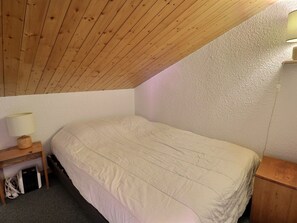 2 bedrooms, bed sheets