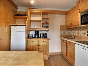 Réfrigérateur, micro-ondes, plaque de cuisson, lave-vaisselle