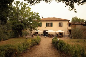 Front of property - THE MONNA LISA RESORT (Arezzo)