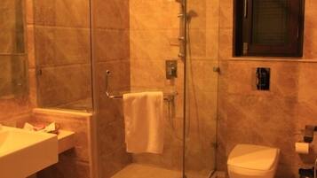 Superior Room | Bathroom | Shower, free toiletries, hair dryer, slippers