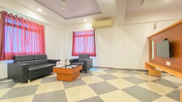 Royal Suite | Premium bedding, desk, blackout curtains, free WiFi
