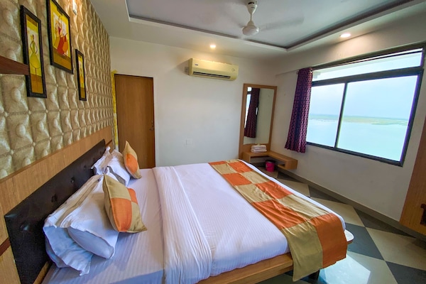 Suíte real | Roupas de cama premium, escrivaninha, cortinas blackout