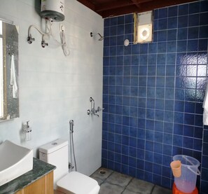 Shower, free toiletries