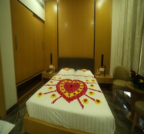 Habitación superior, 1 cama matrimonial | Escritorio, tabla de planchar con plancha y wifi gratis
