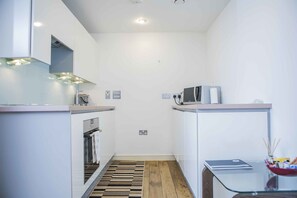 Apartment | Private kitchen | Fridge, microwave, oven, stovetop - The Nook Serviced Apartment (London)
