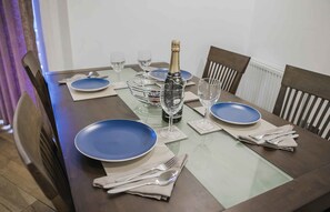 In-room dining - The Nook Serviced Apartment (London)