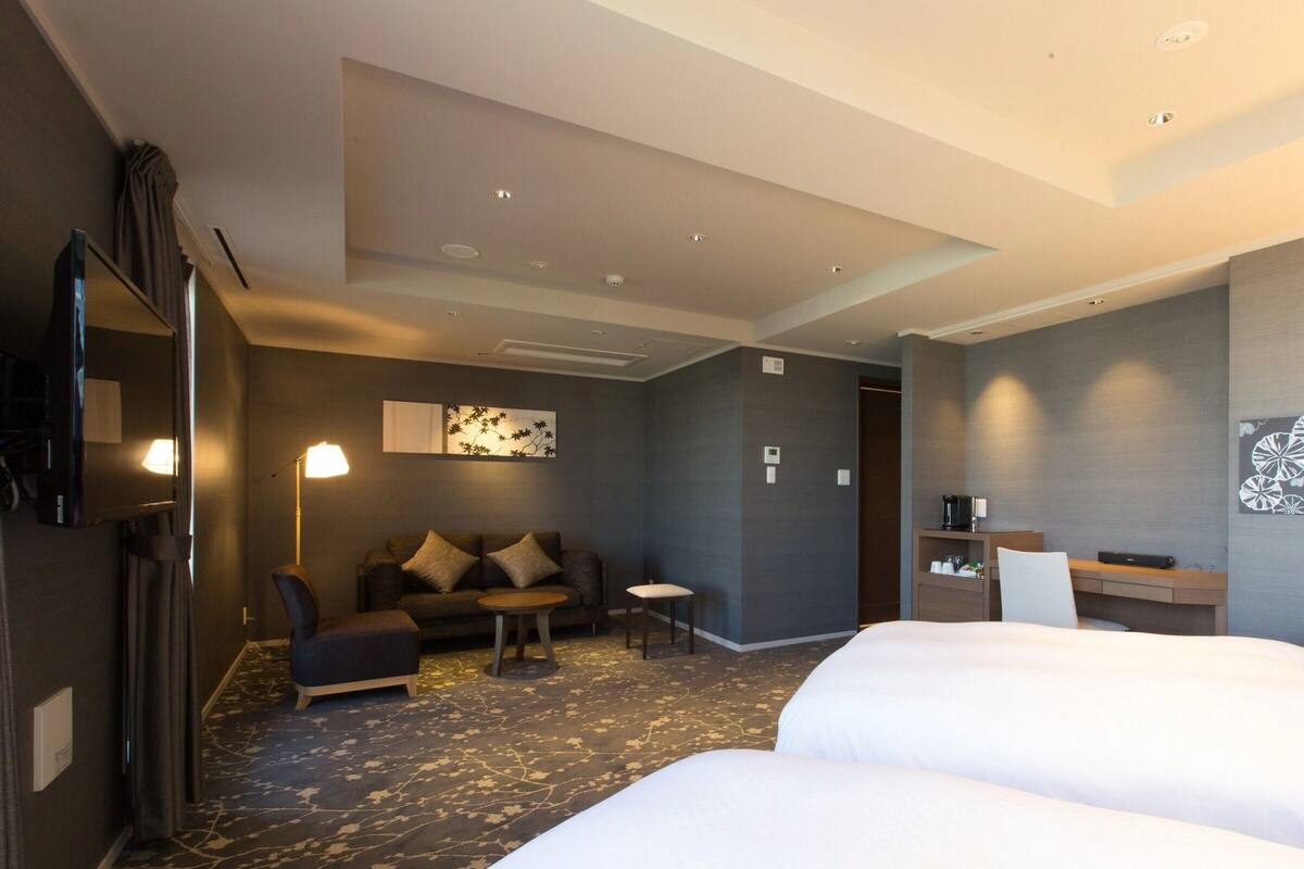 Bộ đồ giường cao cấp, chăn bông, minibar, két bảo mật tại phòng 