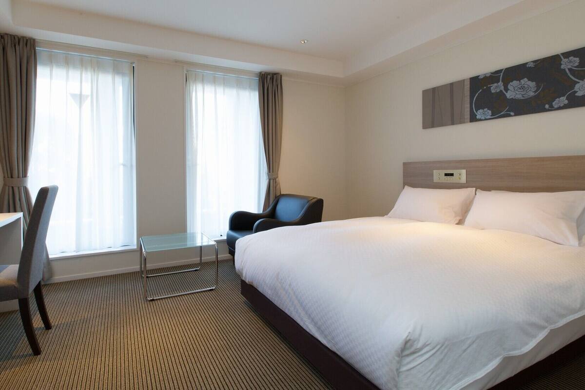 Bộ đồ giường cao cấp, chăn bông, minibar, két bảo mật tại phòng 