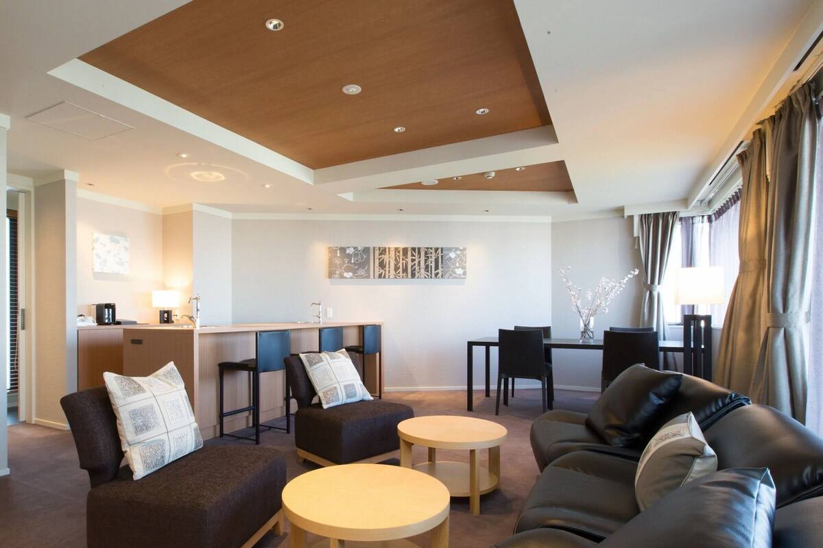 Bộ đồ giường cao cấp, chăn bông, minibar, két bảo mật tại phòng 