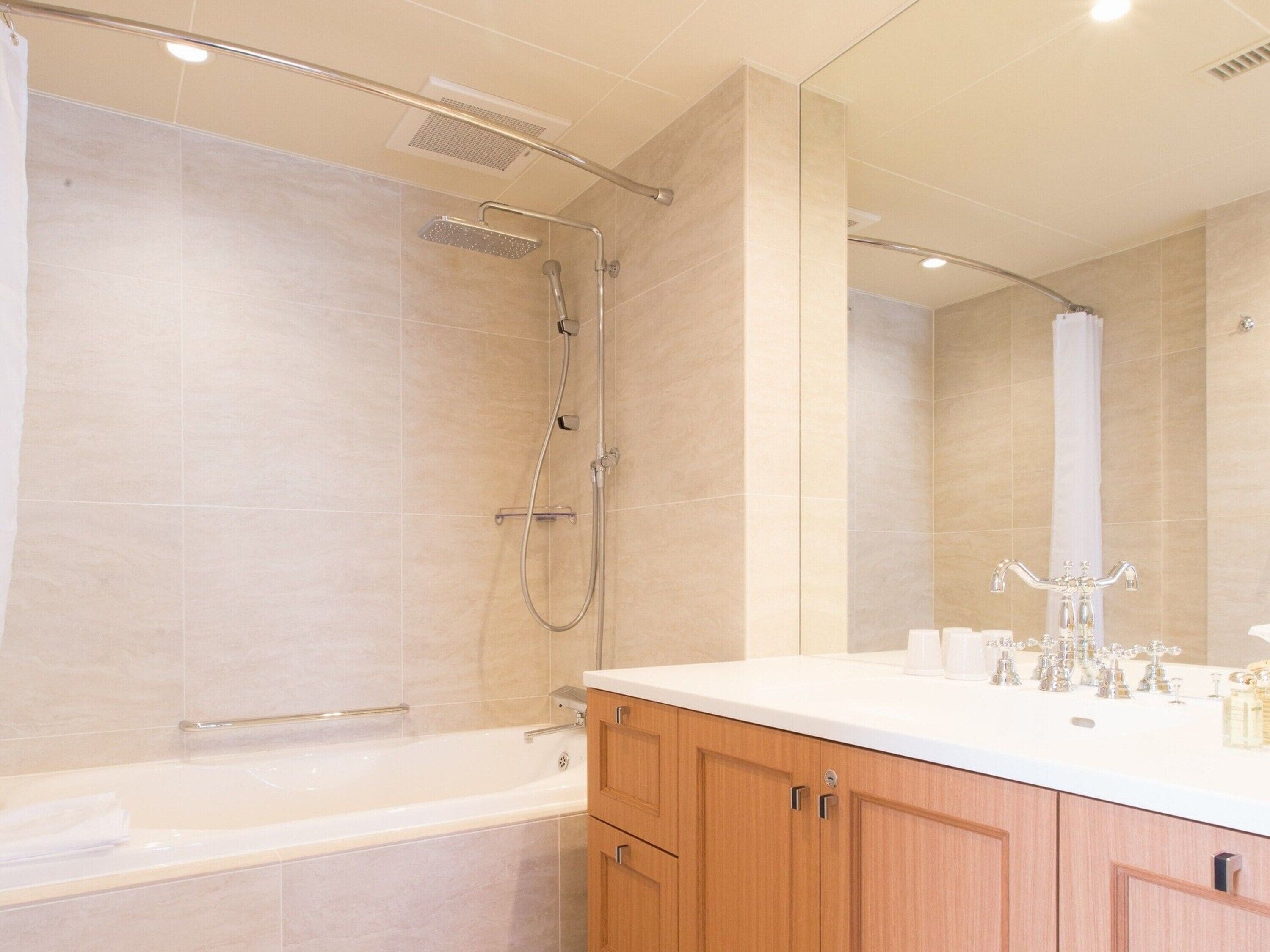 Kombination af bruser/badekar, dybe badekar