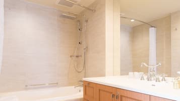 Combined shower/tub, deep soaking tub, rainfall showerhead