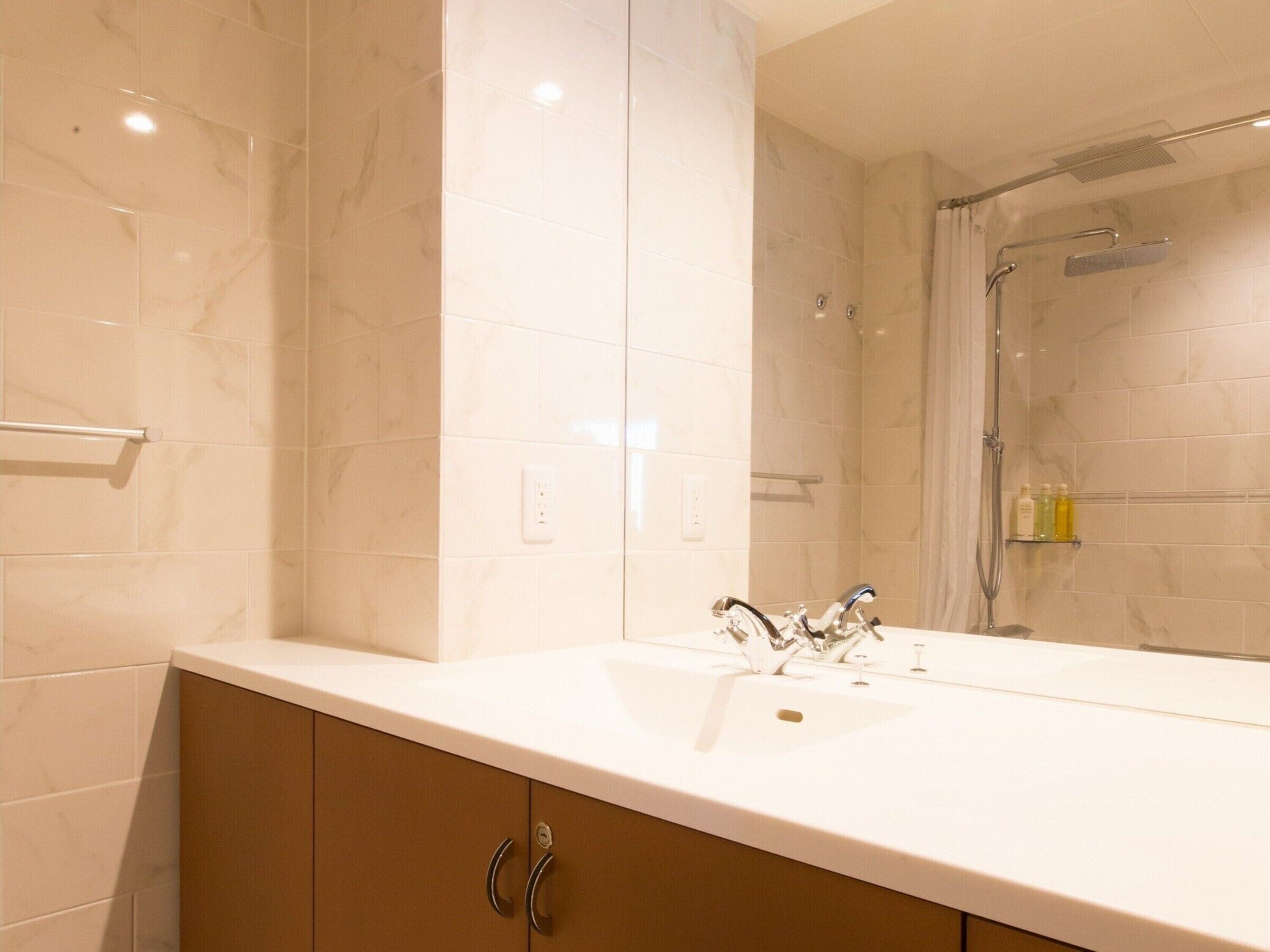 combined shower/bathtub, deep-soaking bathtub, rainfall showerhead