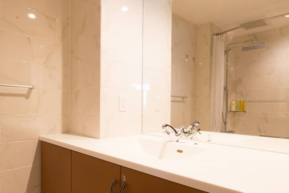 combined shower/bathtub, deep-soaking bathtub, rainfall showerhead