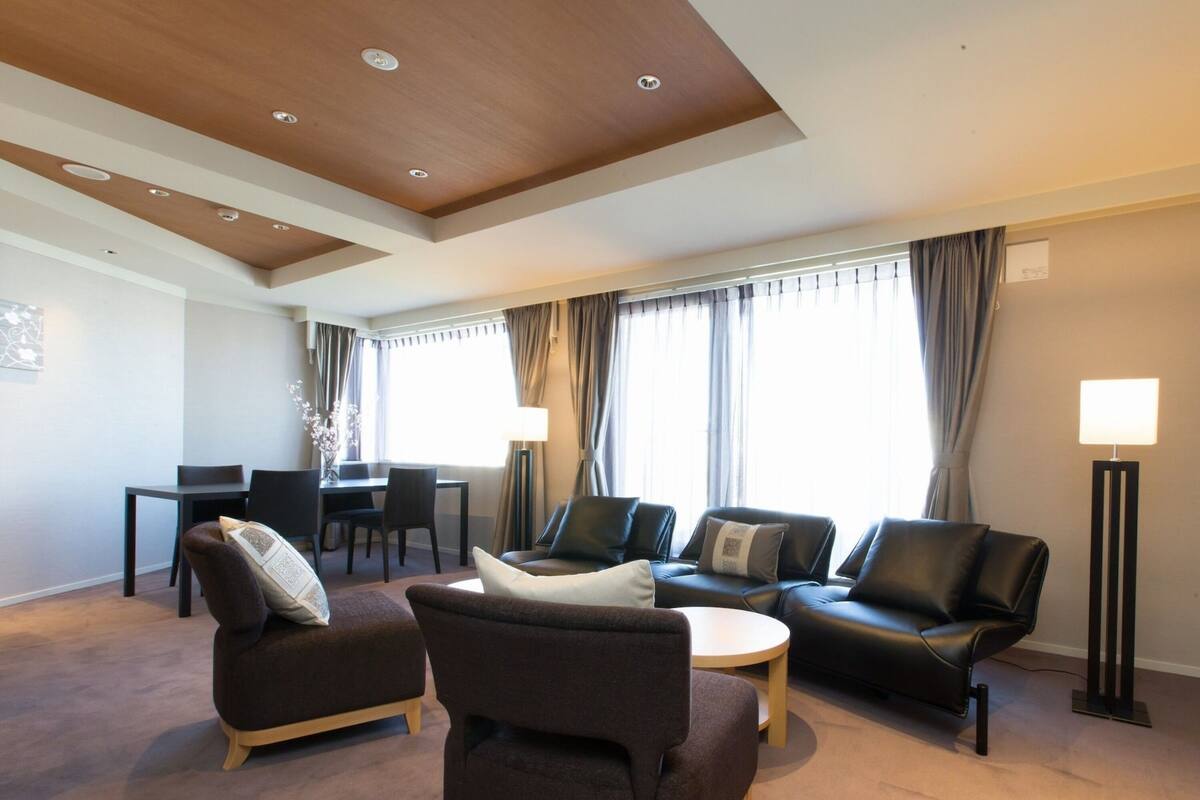 Bộ đồ giường cao cấp, chăn bông, minibar, két bảo mật tại phòng 