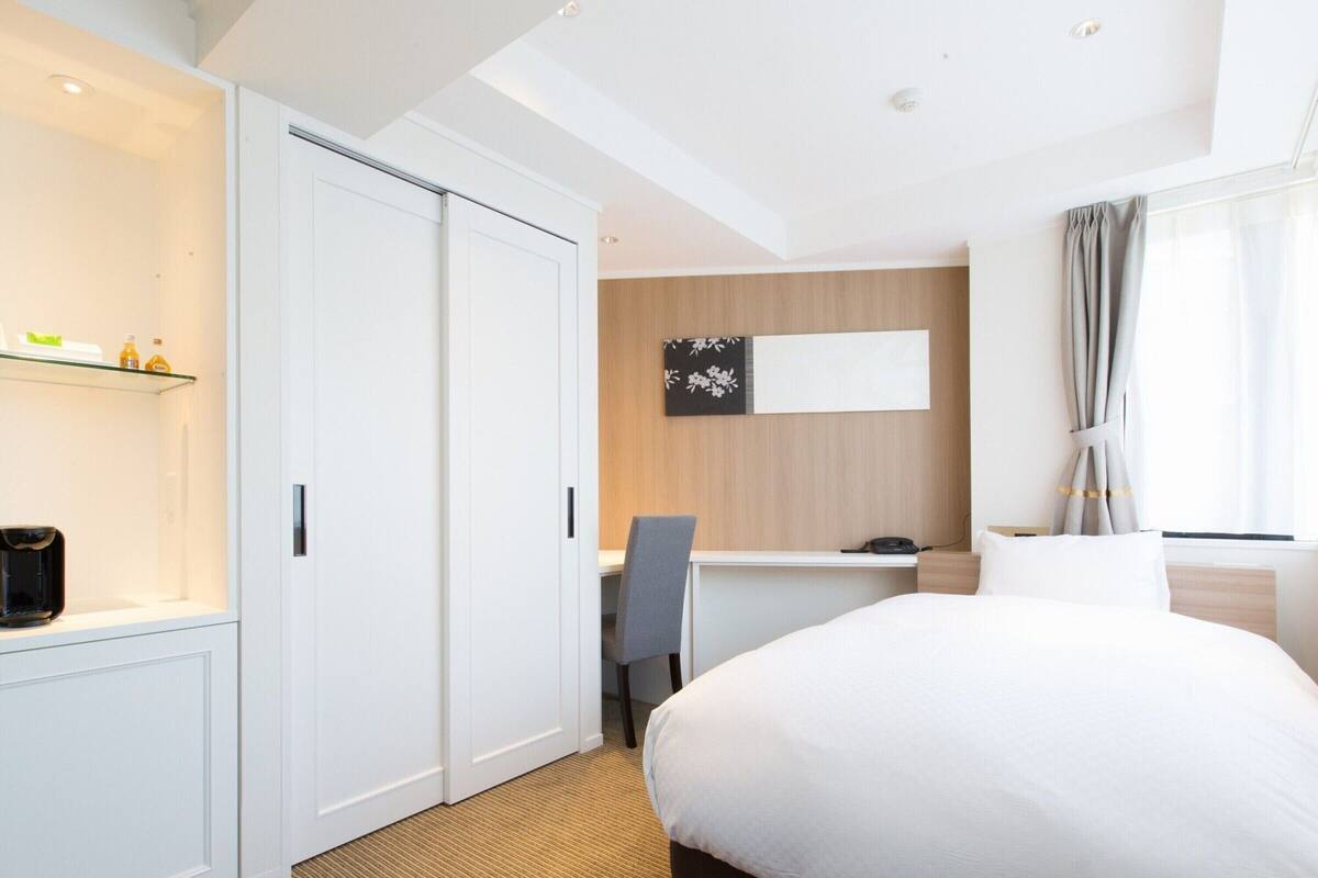 Bộ đồ giường cao cấp, chăn bông, minibar, két bảo mật tại phòng 