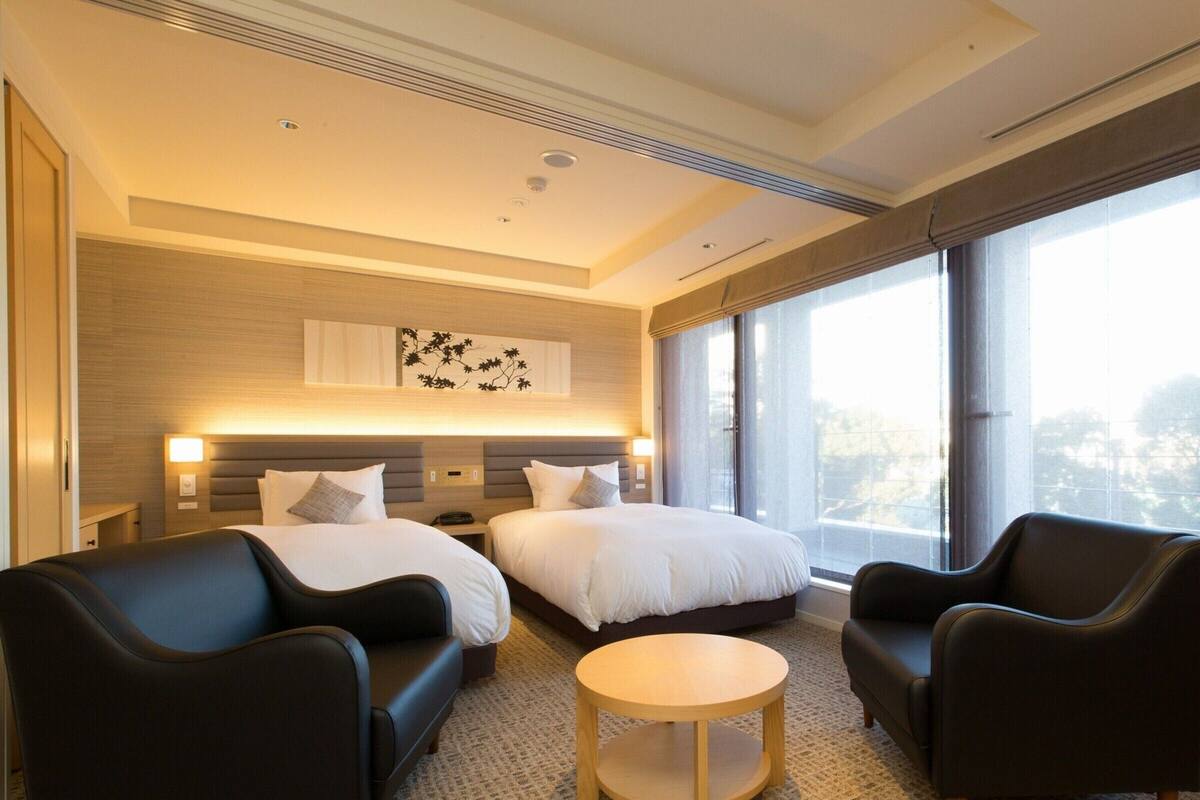 Bộ đồ giường cao cấp, chăn bông, minibar, két bảo mật tại phòng 