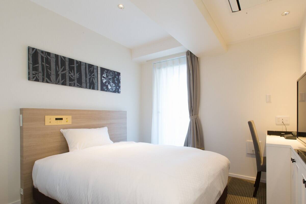 Bộ đồ giường cao cấp, chăn bông, minibar, két bảo mật tại phòng 