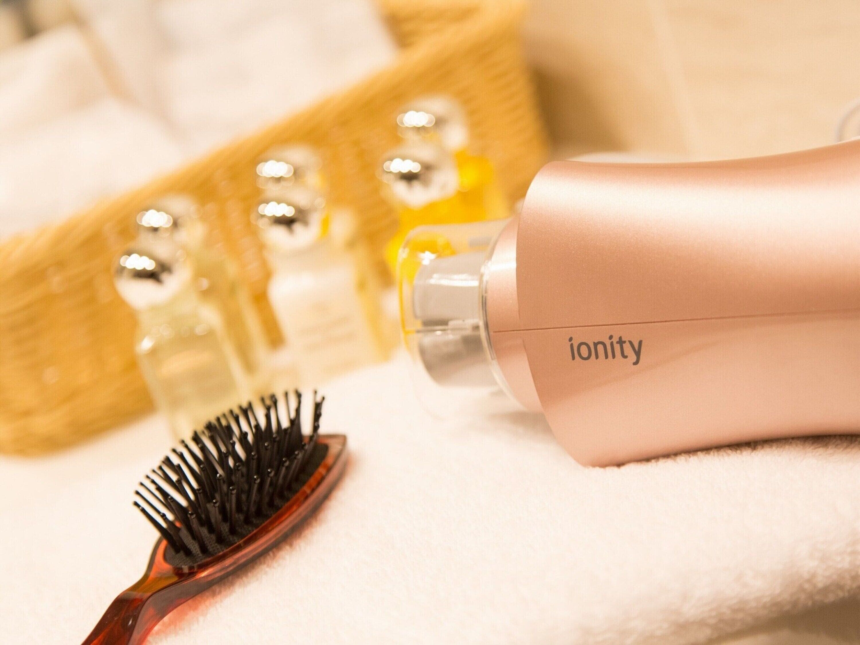 combined shower/bathtub, deep-soaking bathtub, rainfall showerhead