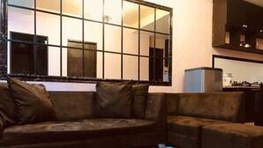 Apartemen, 2 kamar tidur | Ruang keluarga | Televisi layar datar 55-inci dengan saluran TV digital dan Smart TV