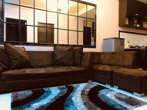 Apartment, 2 Bedrooms | Ruang tamu | 55 inci televisyen skrin rata dengan digital, TV Pintar