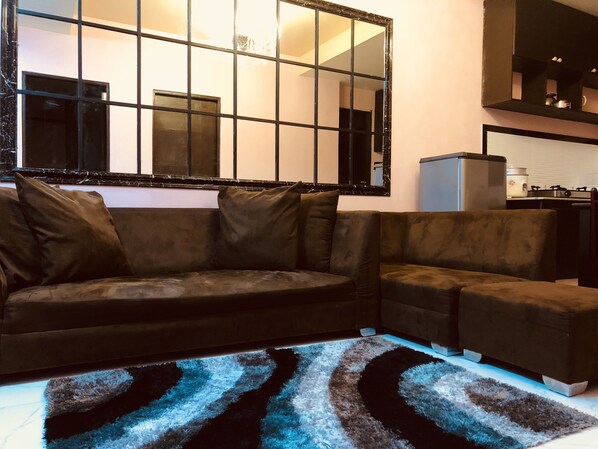 Apartamento, 2 quartos | Sala de estar | TV de tela plana 55 polegadas com canais digitais, smart TV