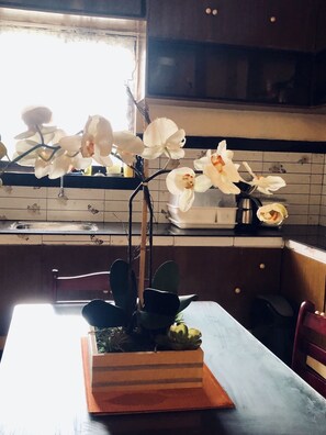 Economy Apartment, 2 Bedrooms | Makan dalam bilik