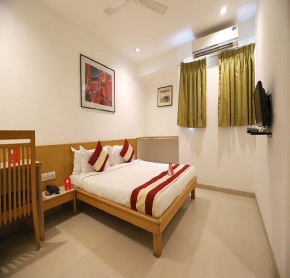 Desk, rollaway beds, free WiFi