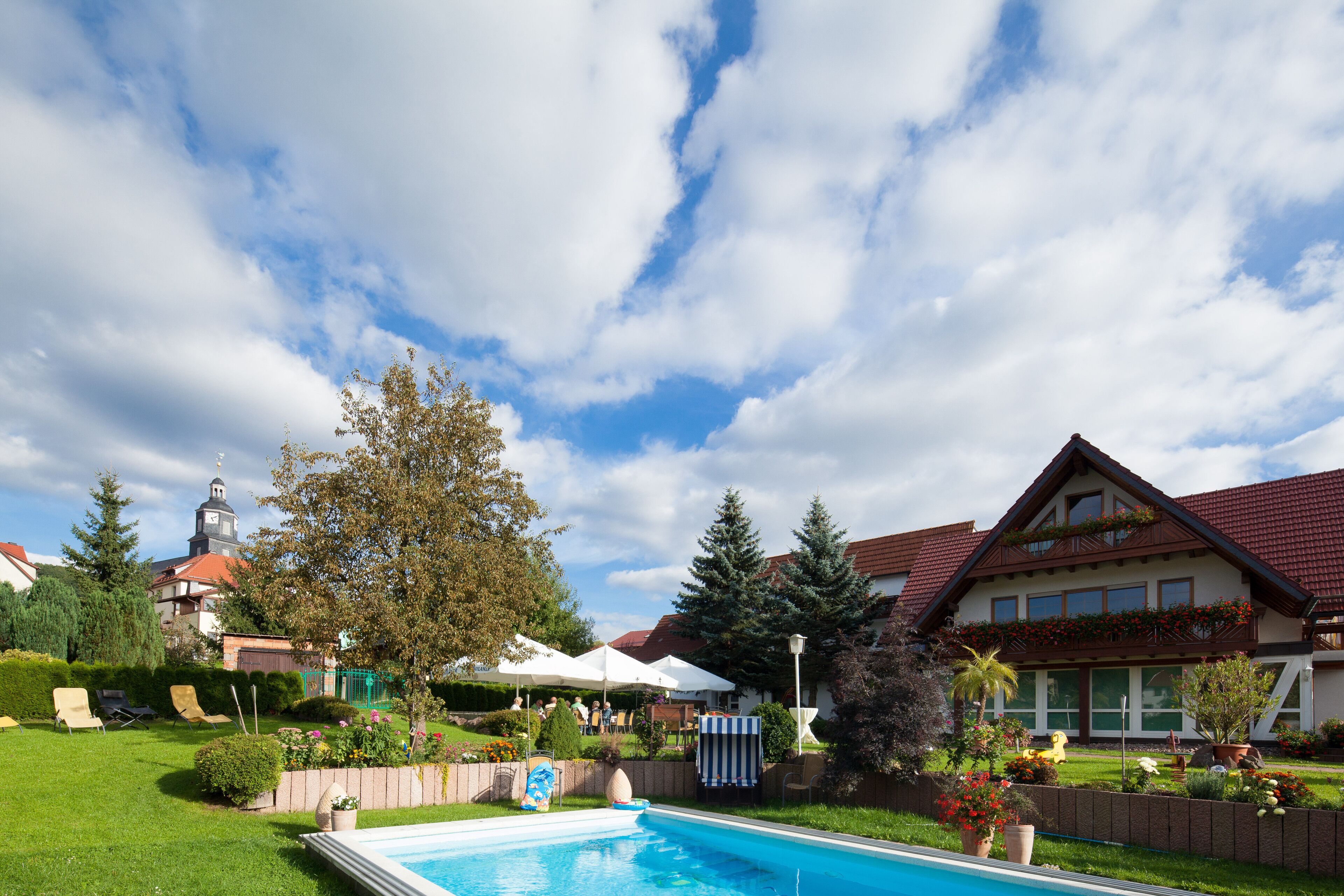 Hồ bơi ngoài trời, ghế dài tắm nắng 