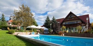 室外游泳池，提供日光浴躺椅