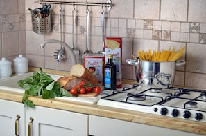 Fridge, oven, stovetop, coffee/tea maker