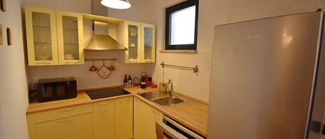 Refrigerador, microondas, lavavajillas y cafetera y tetera