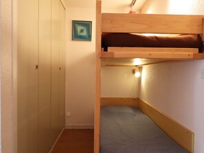 1 bedroom, bed sheets