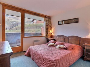 1 bedroom, free Internet, bed sheets