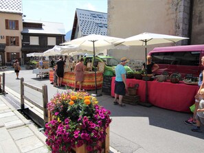 Outdoor dining - Cozy 3-Room Mezzanine Apartment, Sleeps 6, Near Slopes and Village Center in Le Monêtier-les-Bains (Le Monêtier-les-Bains)