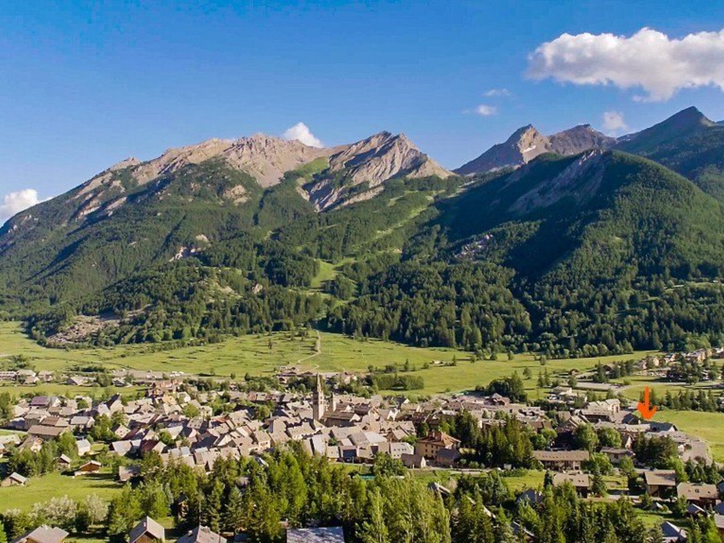 Paesaggio montuoso con un villaggioo in primo piano.