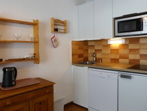 Réfrigérateur, micro-ondes, plaque de cuisson, lave-vaisselle