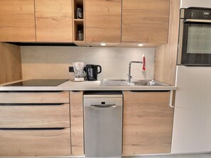 Fridge, stovetop, dishwasher, coffee/tea maker