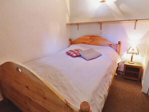 1 bedroom, bed sheets