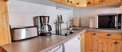 Réfrigérateur, micro-ondes, plaque de cuisson, lave-vaisselle