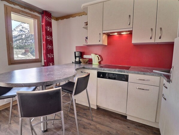 Fridge, dishwasher, coffee/tea maker, toaster