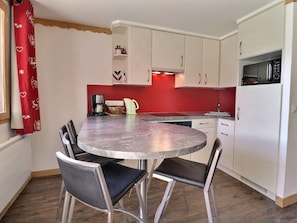 Fridge, dishwasher, coffee/tea maker, toaster