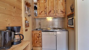 Coffee/tea maker, fridge, microwave, oven - 2 Rooms Ideally Located Ski-In Ski-Out - Méribel (Méribel)